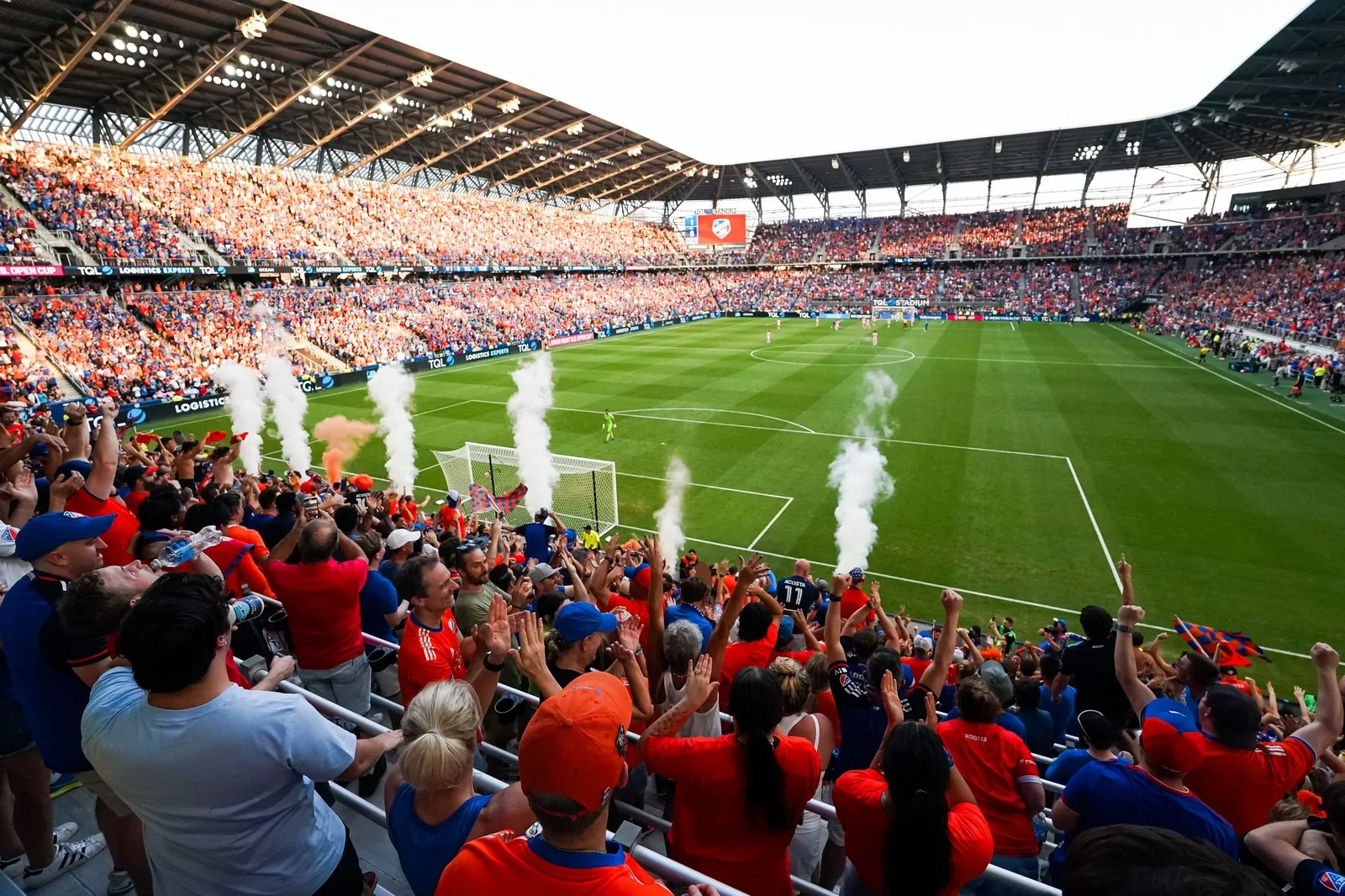 贝博体育合作的大型足球比赛现场直播画面